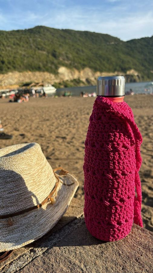 FUNDA DE BOTELLA CON CORREA